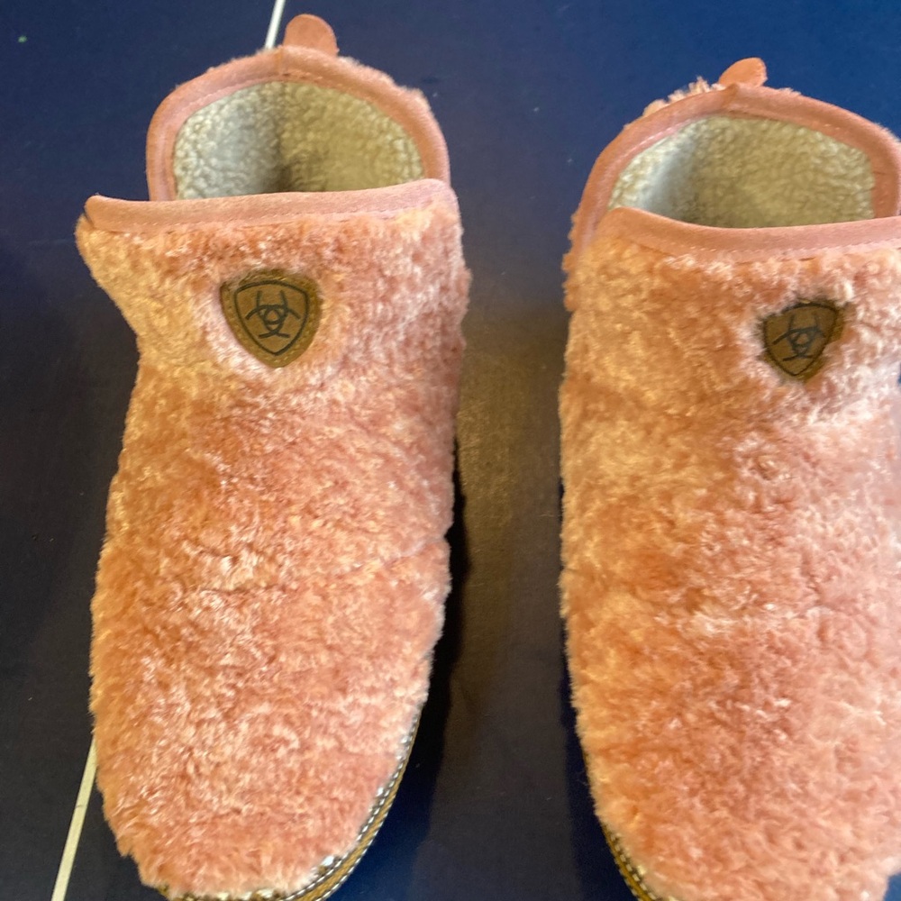 Ariat women’s slipper shoes  8.5-9 size large